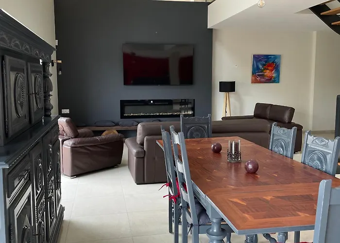 Hébergement de vacances Luxueux Avec Piscine, Spa, Jardin Et équipements De Loisirs à Sargé-lès-le-mans - Fr-1-410-437 *